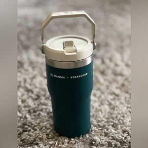 Stanley Starbucks Mexico ONLY collab
Used a couple times
20oz
Limited edition